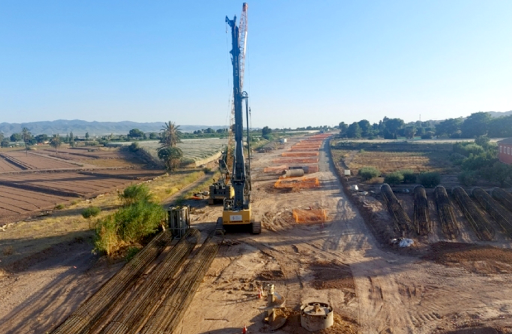 Los vecinos de la zona sur de Totana denuncian vivir asfixiados por las obras del AVE